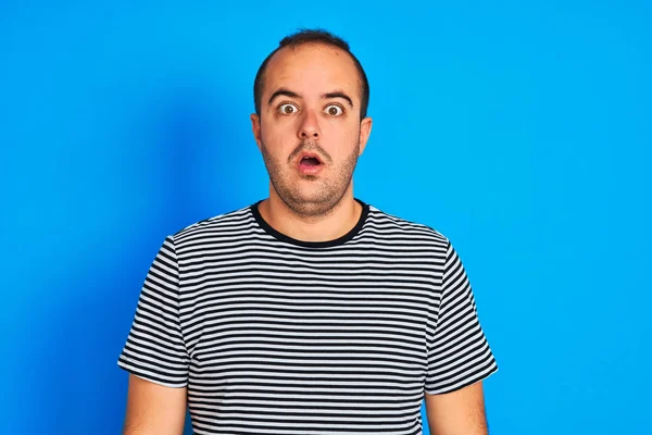 Junger Mann Gestreiftem Marine Shirt Der Vor Isoliertem Blauen Hintergrund — Stockfoto