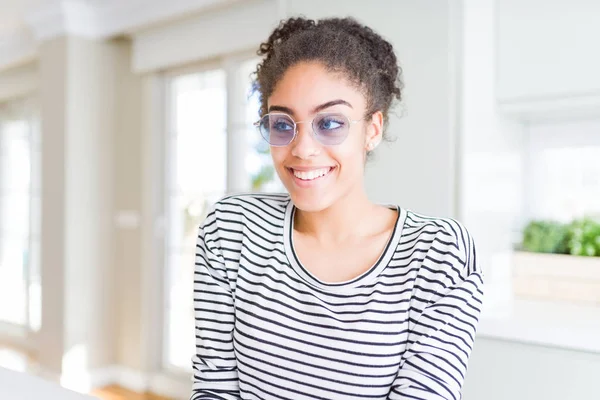 Vacker Ung Afrikansk Amerikansk Kvinna Med Afro Hår Bär Glasögon — Stockfoto
