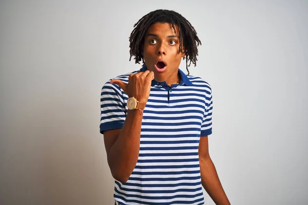 Homem Afro Com Dreadlocks Vestindo Pólo Azul Listrado Sobre Fundo — Fotografia de Stock