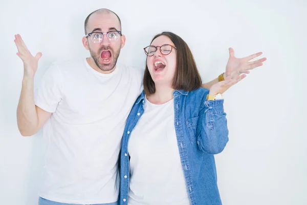Casal Jovem Juntos Usando Óculos Sobre Fundo Isolado Branco Muito — Fotografia de Stock