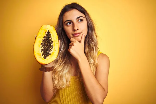 Giovane Bella Donna Che Tiene Papaya Sfondo Giallo Isolato Volto — Foto Stock