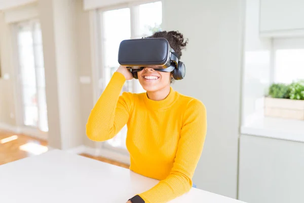 Jovem afro-americana jogando jogo de realidade virtual usando — Fotografia de Stock