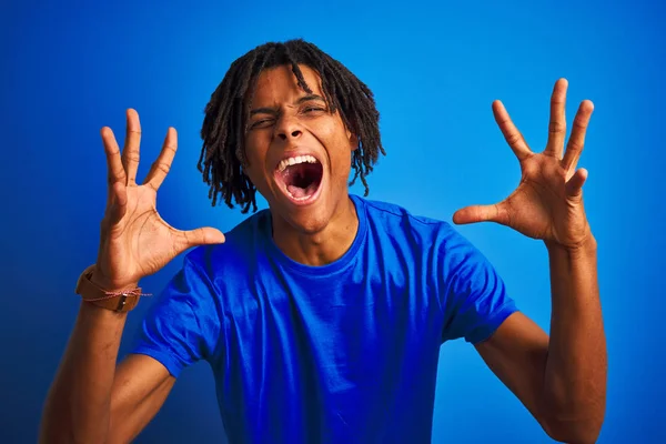 Homem Afro Americano Com Dreadlocks Vestindo Camiseta Sobre Fundo Azul — Fotografia de Stock