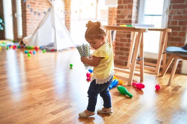 Schönes Kleinkind Mit Einem Glas Mit Gestreiften Strohhalmen Kindergarten — Stockfoto