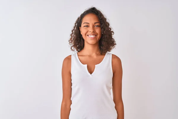 Mujer Brasileña Joven Vistiendo Una Camiseta Casual Pie Sobre Fondo — Foto de Stock