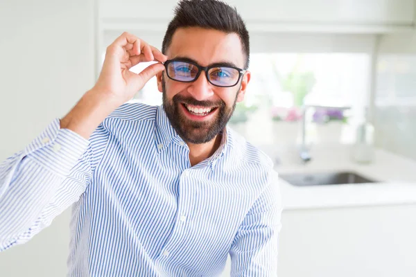 Bonito homem de negócios vestindo óculos e sorrindo alegre com — Fotografia de Stock