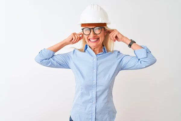 Архитектор Средних Лет Женщина Очках Шлеме Изолированном Белом Фоне Закрывает — стоковое фото