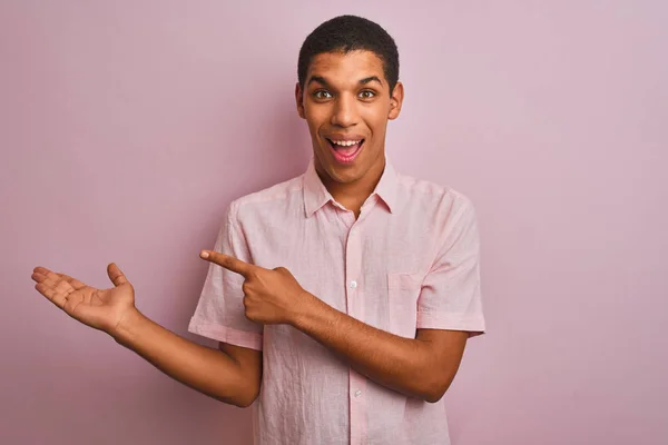 Junger Gutaussehender Arabischer Mann Lässigem Hemd Steht Erstaunt Vor Isoliertem — Stockfoto