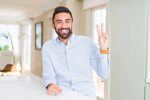 Bonito Homem Negócios Hispânico Sorrindo Com Cara Feliz Piscando Para — Fotografia de Stock
