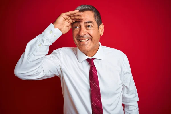 Jóképű Középkorú Üzletember Áll Elszigetelt Piros Háttér Nagyon Boldog Mosolygós — Stock Fotó