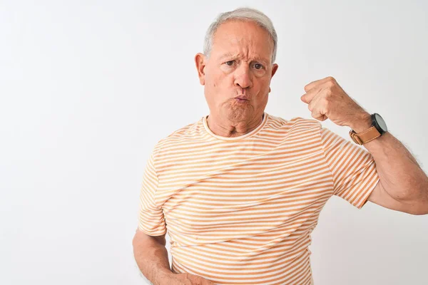 Senior Grijsharige Man Met Gestreept Shirt Geïsoleerde Witte Achtergrond Sterke — Stockfoto