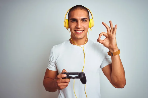 Νεαρός Όμορφος Άντρας Παίζει Βιντεοπαιχνίδια Ακουστικά Πάνω Από Λευκό Απομονωμένο — Φωτογραφία Αρχείου
