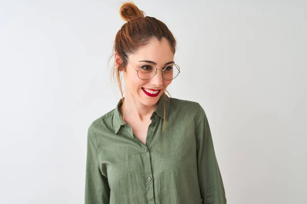 Mujer Pelirroja Con Camisa Verde Gafas Pie Sobre Fondo Blanco —  Fotos de Stock