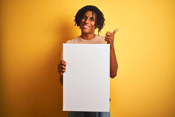 Rastalı Afro Amerikan Bir Adam Sarı Arka Planda Afiş Tutuyor — Stok fotoğraf