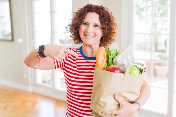 Femme Âgée Tenant Sac Papier Plein Épicerie Fraîche Supermarché Très — Photo