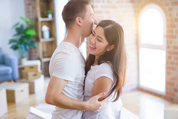 Jeune Beau Couple Câlin Nouvelle Maison Autour Des Boîtes Carton — Photo