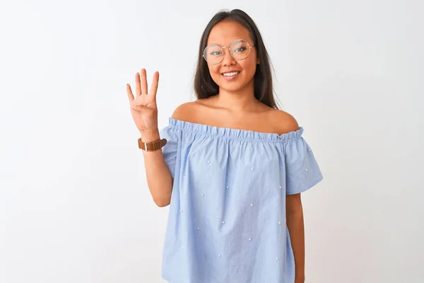 Jonge Chinese Vrouw Draagt Blauw Shirt Bril Geïsoleerde Witte Achtergrond — Stockfoto