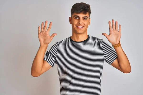 Ung Indian Man Bär Marinrandig Shirt Stående Över Isolerad Vit — Stockfoto