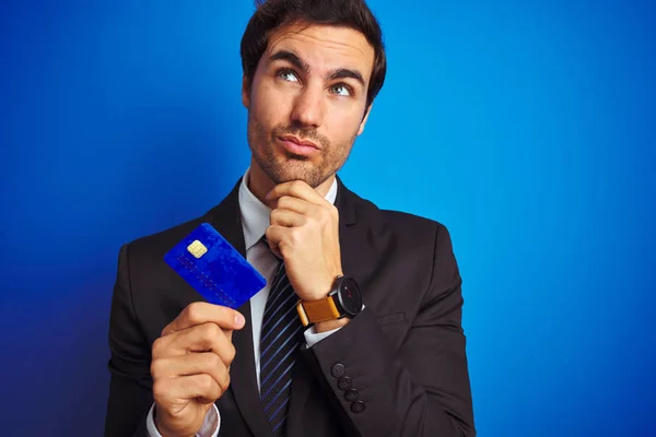 Jonge Knappe Zakenman Met Credit Card Staan Geïsoleerde Blauwe Achtergrond — Stockfoto