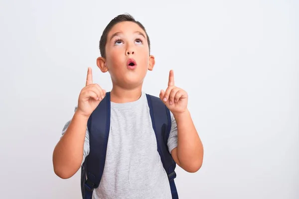 Hermoso Estudiante Niño Con Mochila Pie Sobre Fondo Blanco Aislado — Foto de Stock