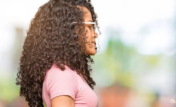 Mulher Bonita Nova Com Cabelo Encaracolado Usando Óculos Sol Rosa — Fotografia de Stock