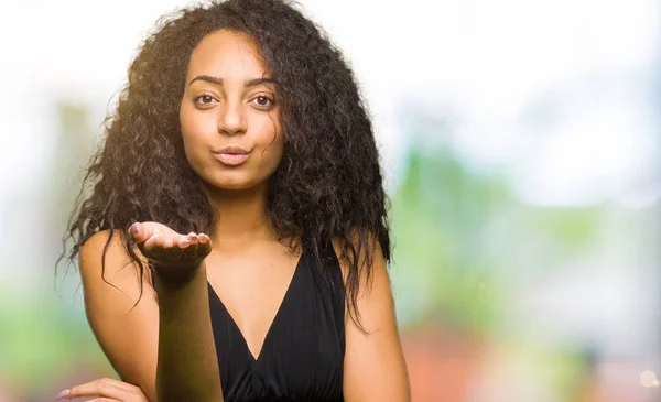 Baise une fille aux cheveux bouclés noirs Baise une fille aux cheveux bouclés noirs