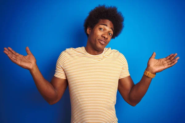 Amerikaanse Man Met Afrohaar Draagt Gestreept Geel Shirt Geïsoleerde Blauwe — Stockfoto