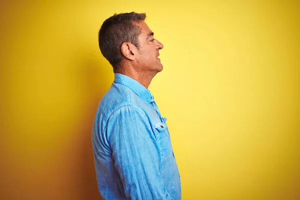Bonito Homem Meia Idade Vestindo Camisa Jeans Sobre Fundo Amarelo — Fotografia de Stock