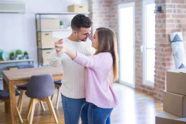 Jovem Lindo Casal Apaixonado Celebrando Dançar Mudando Para Uma Nova — Fotografia de Stock