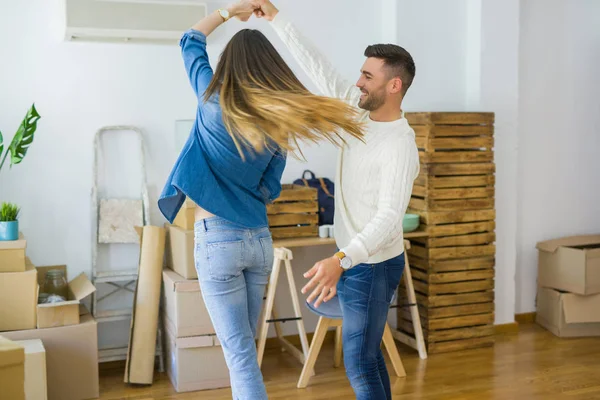 Beau Jeune Couple Déménageant Dans Une Nouvelle Maison Dansant Amoureux — Photo