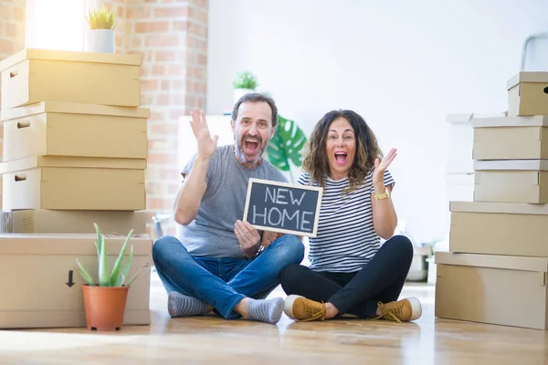 Eldste Middelaldrende Par Som Sitter Gulvet Holder Tavle Flytter Til – stockfoto