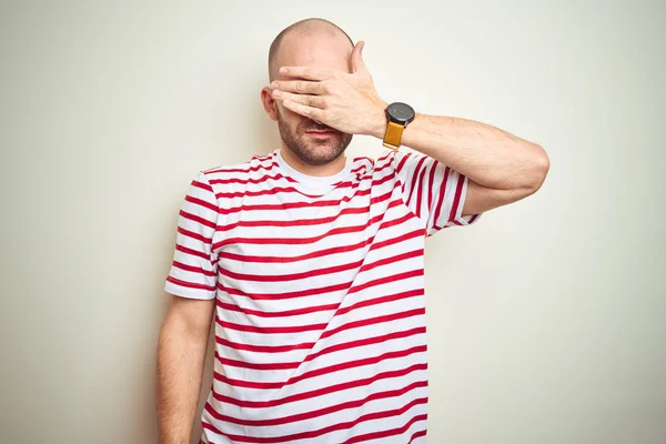 Giovane Uomo Calvo Con Barba Indossa Casual Righe Rosse Shirt — Foto Stock