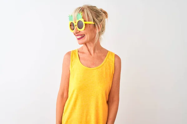 中年妇女带着菠萝太阳镜在孤零零的白色背景上度假 面带微笑 神态自然地望向一旁 充满自信的笑 — 图库照片