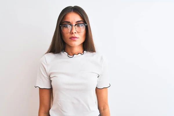 Mulher Bonita Nova Vestindo Shirt Casual Óculos Sobre Fundo Branco — Fotografia de Stock
