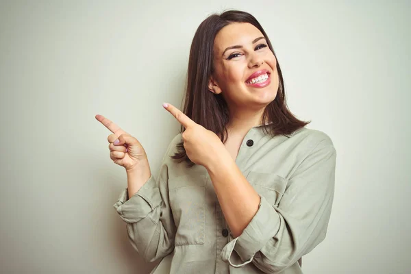 Jong Mooi Brunette Vrouw Dragen Groen Shirt Geïsoleerde Achtergrond Glimlachen — Stockfoto