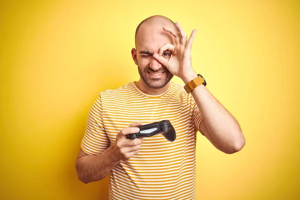 Young Man Playing Video Games Using Joystick Gamepad Isolated Yellow — Stock Photo, Image