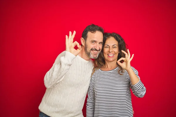 Hermosa Pareja Mediana Edad Con Suéter Invierno Sobre Fondo Rojo — Foto de Stock