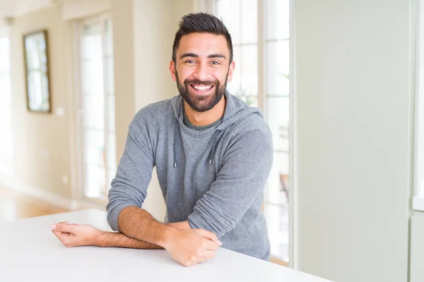 Bonito homem sorrindo alegre com um grande sorriso na cara mostrando t — Fotografia de Stock