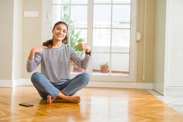 Joven Mujer Hermosa Sentada Suelo Casa Mirando Confiado Con Sonrisa — Foto de Stock