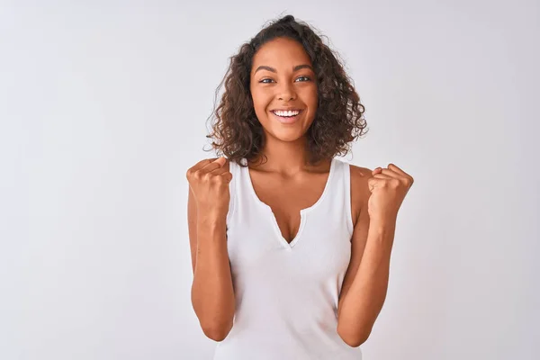 Jovem Brasileira Vestindo Camiseta Casual Sobre Fundo Branco Isolado Comemorando — Fotografia de Stock