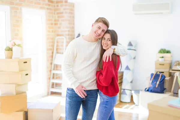 Schönes Junges Paar Das Ein Neues Zuhause Zieht Auf Einer — Stockfoto