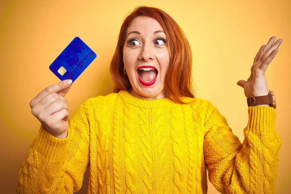 Młoda Klientka Ruda Kobieta Trzyma Kartę Kredytową Żółtym Tle Bardzo — Zdjęcie stockowe
