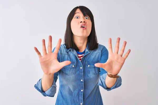 Ung Vacker Kinesisk Kvinna Bär Denim Skjorta Över Isolerad Vit — Stockfoto