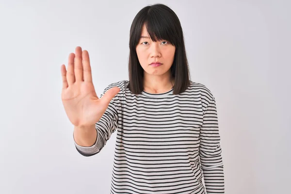 年轻美丽的中国女人穿着黑色条纹T恤 披着孤立的白色背景 手心停止歌唱 脸上带有消极而严肃的手势的警告表情 — 图库照片