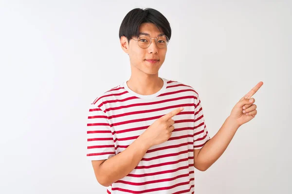 Mladý Číňan Nosí Brýle Pruhované Tričko Stojí Nad Izolovaným Bílým — Stock fotografie