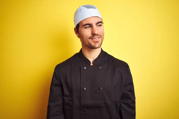 Νεαρός Όμορφος Σεφ Άνδρας Μαγείρεμα Φορώντας Στολή Και Καπέλο Πάνω — Φωτογραφία Αρχείου