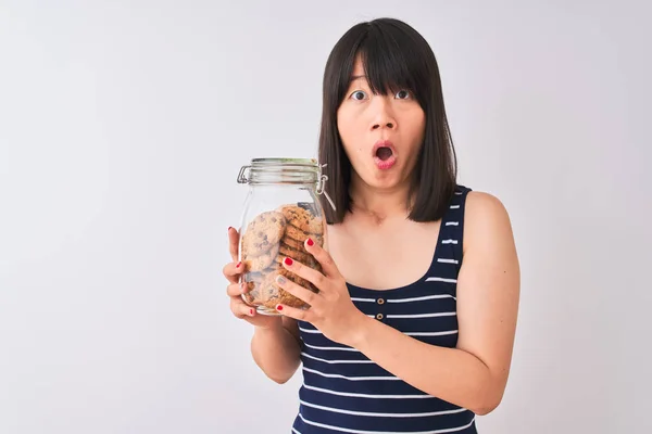 Junge Schöne Chinesin Hält Glas Mit Keksen Über Isolierten Weißen — Stockfoto