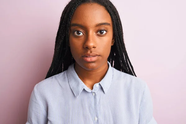 Jovem Afro Americana Vestindo Camisa Listrada Sobre Fundo Rosa Isolado — Fotografia de Stock