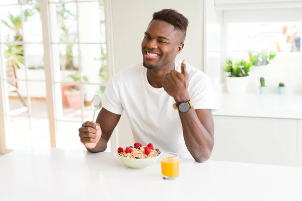 Mladý Africký Američan Jíst Zdravé Snídaně Dopoledních Hodinách Šťastný Velkým — Stock fotografie