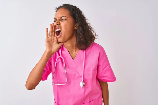 Junge Brasilianische Krankenschwester Mit Stethoskop Vor Isoliertem Weißen Hintergrund Schreiend — Stockfoto